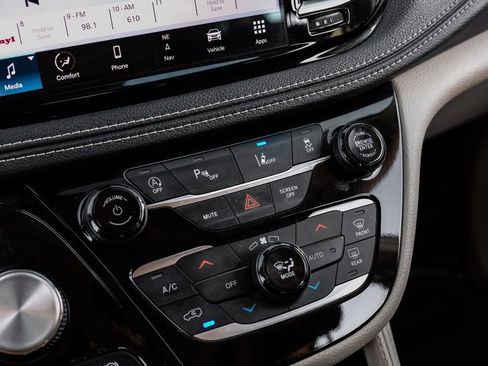 Used 2023 Chrysler Pacifica Limited image 24