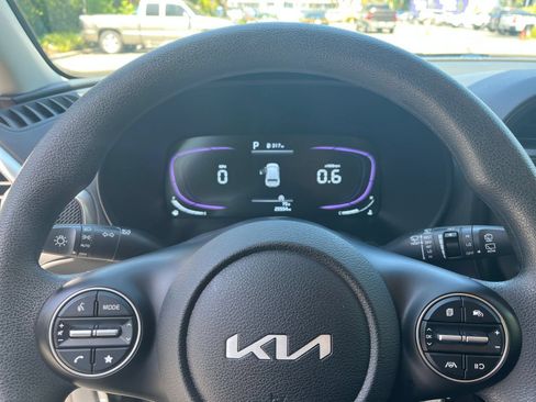 Used 2025 Kia Soul LX w/ LX Technology Package FWD image 21