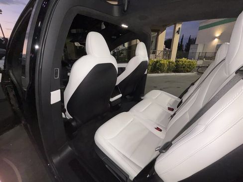 Used 2022 Tesla Model X image 17