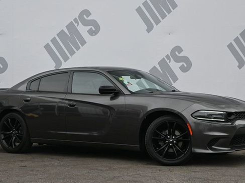 Used 2018 Dodge Charger SXT w/ Blacktop Package RWD image 3