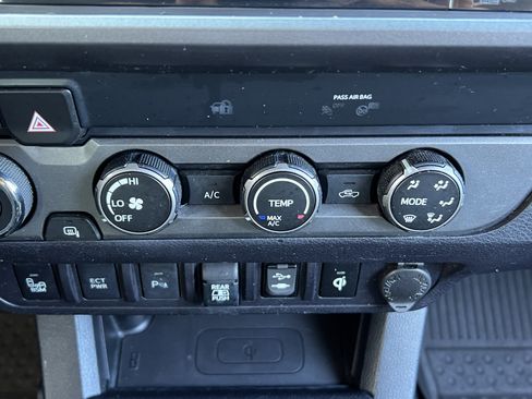 Used 2019 Toyota Tacoma TRD Sport w/ Technology Package AWD/4WD image 30