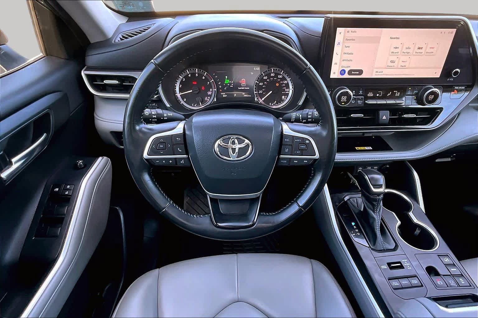 Used 2023 Toyota Highlander XLE AWD/4WD image 6