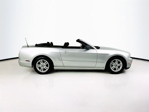 Used 2014 Ford Mustang Convertible image 4
