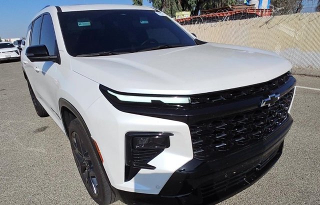 Used 2024 Chevrolet Traverse RS FWD image 2