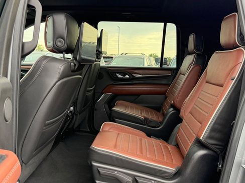 Used 2023 GMC Yukon XL Denali Ultimate AWD/4WD image 17