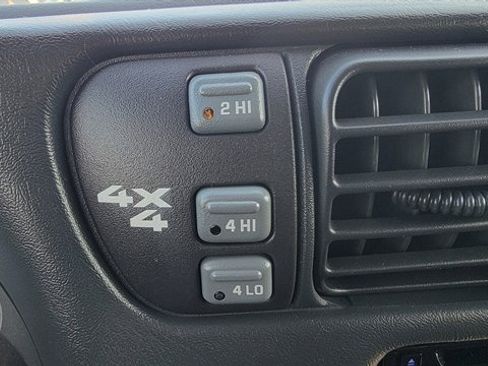 Used 2003 Chevrolet S10 Pickup LS image 19