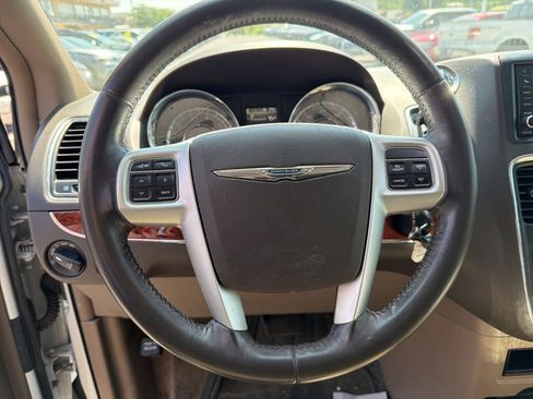 Used 2016 Chrysler Town & Country Touring FWD image 18