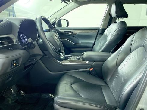 Used 2021 Toyota Highlander Platinum image 4