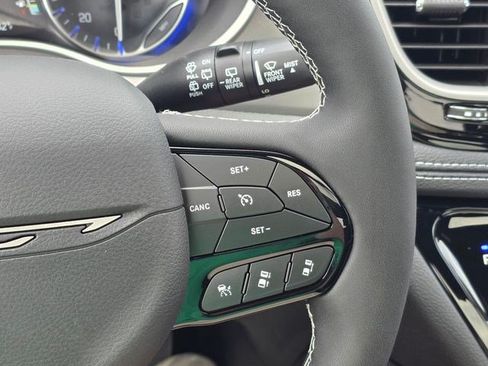 New 2027 Chrysler Pacifica Limited AWD/4WD image 28