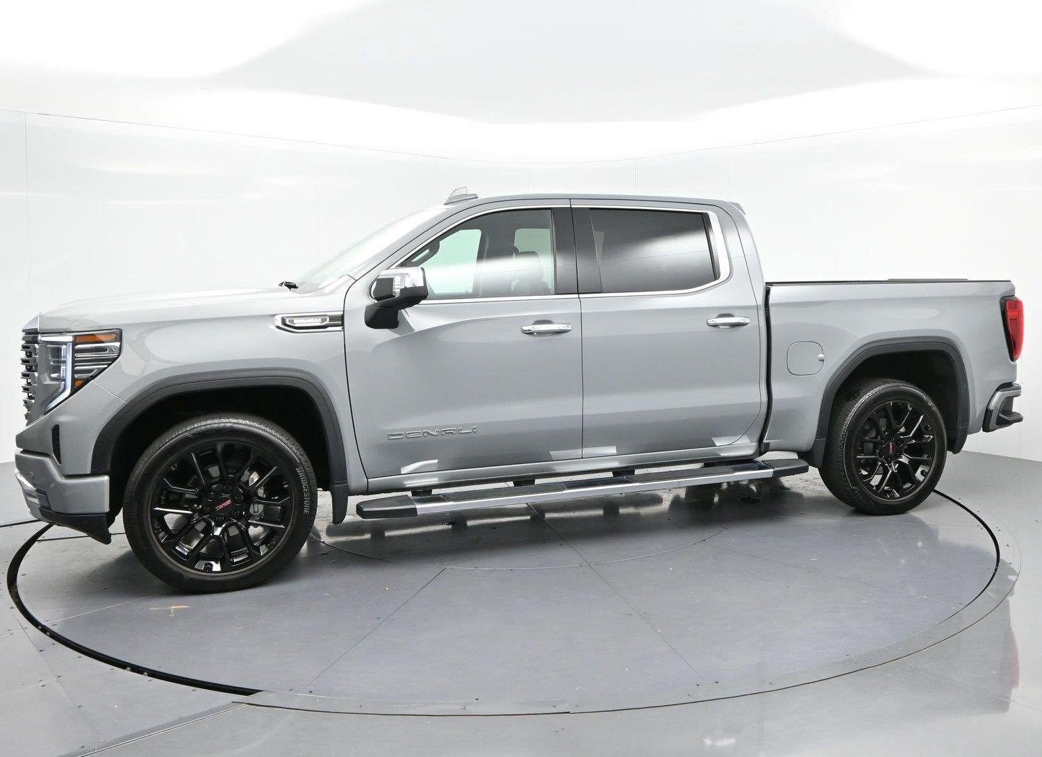 Used 2025 GMC Sierra 1500 Denali w/ Technology Package AWD/4WD image 4