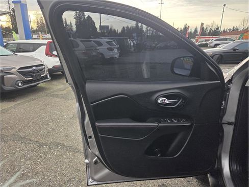 Used 2019 Jeep Cherokee Trailhawk image 13