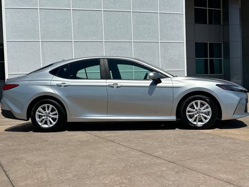 Used 2025 Toyota Camry LE AWD/4WD image 3