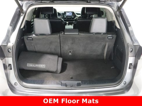 Used 2020 Toyota Highlander XLE image 35
