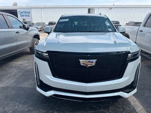Used 2022 Cadillac Escalade Sport Platinum w/ Heavy-Duty Trailer Package AWD/4WD image 2