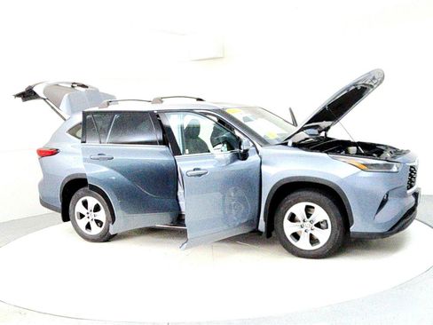 Certified 2021 Toyota Highlander XLE image 12