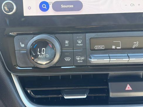 Used 2025 Toyota Grand Highlander AWD image 28