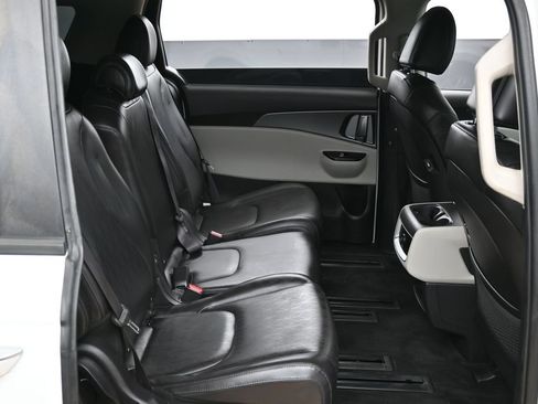 Used 2022 Kia Carnival LX FWD image 32