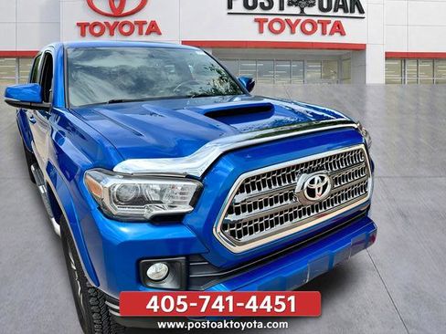 Used 2017 Toyota Tacoma TRD Sport RWD image 2
