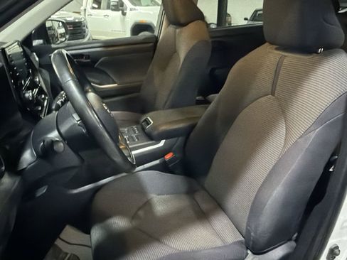 Used 2022 Toyota Highlander LE image 26