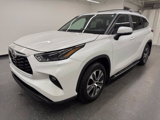 Used 2023 Toyota Highlander XLE AWD/4WD image 5
