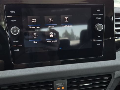 Used 2025 Volkswagen Jetta SE FWD image 12