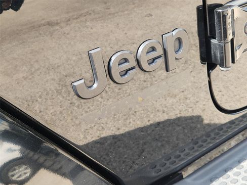 Used 2021 Jeep Wrangler Unlimited Sahara AWD/4WD image 31