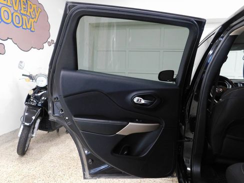 Used 2017 Jeep Cherokee Latitude w/ Comfort & Convenience Group image 66