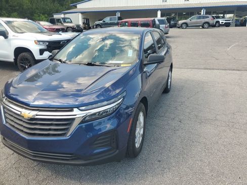 Used 2022 Chevrolet Equinox LS AWD/4WD image 2