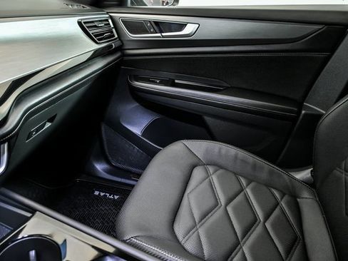 Certified 2025 Volkswagen Atlas Cross Sport SE image 8