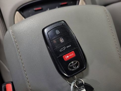 Used 2023 Toyota Venza XLE AWD/4WD image 15