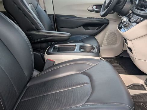 Used 2023 Chrysler Pacifica Touring-L image 28