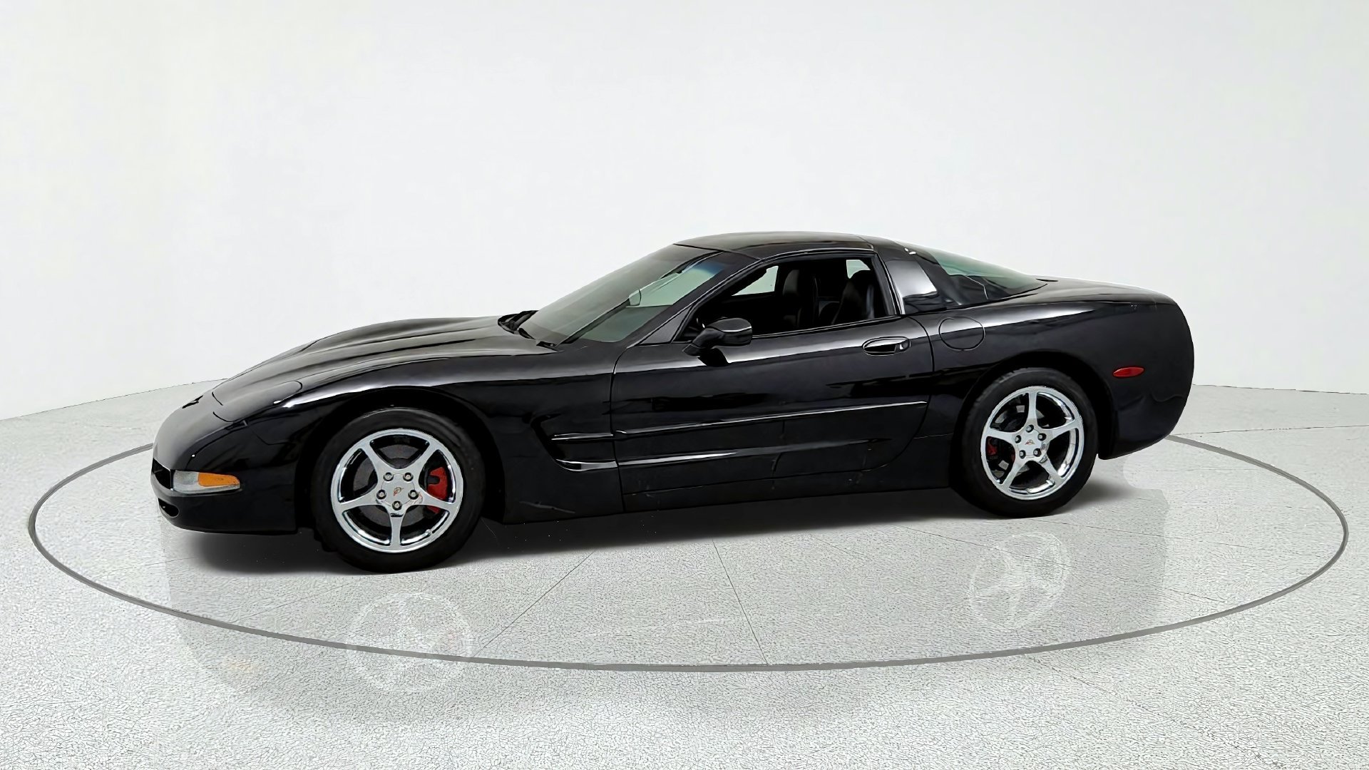 Used 2004 Chevrolet Corvette Coupe RWD image 2