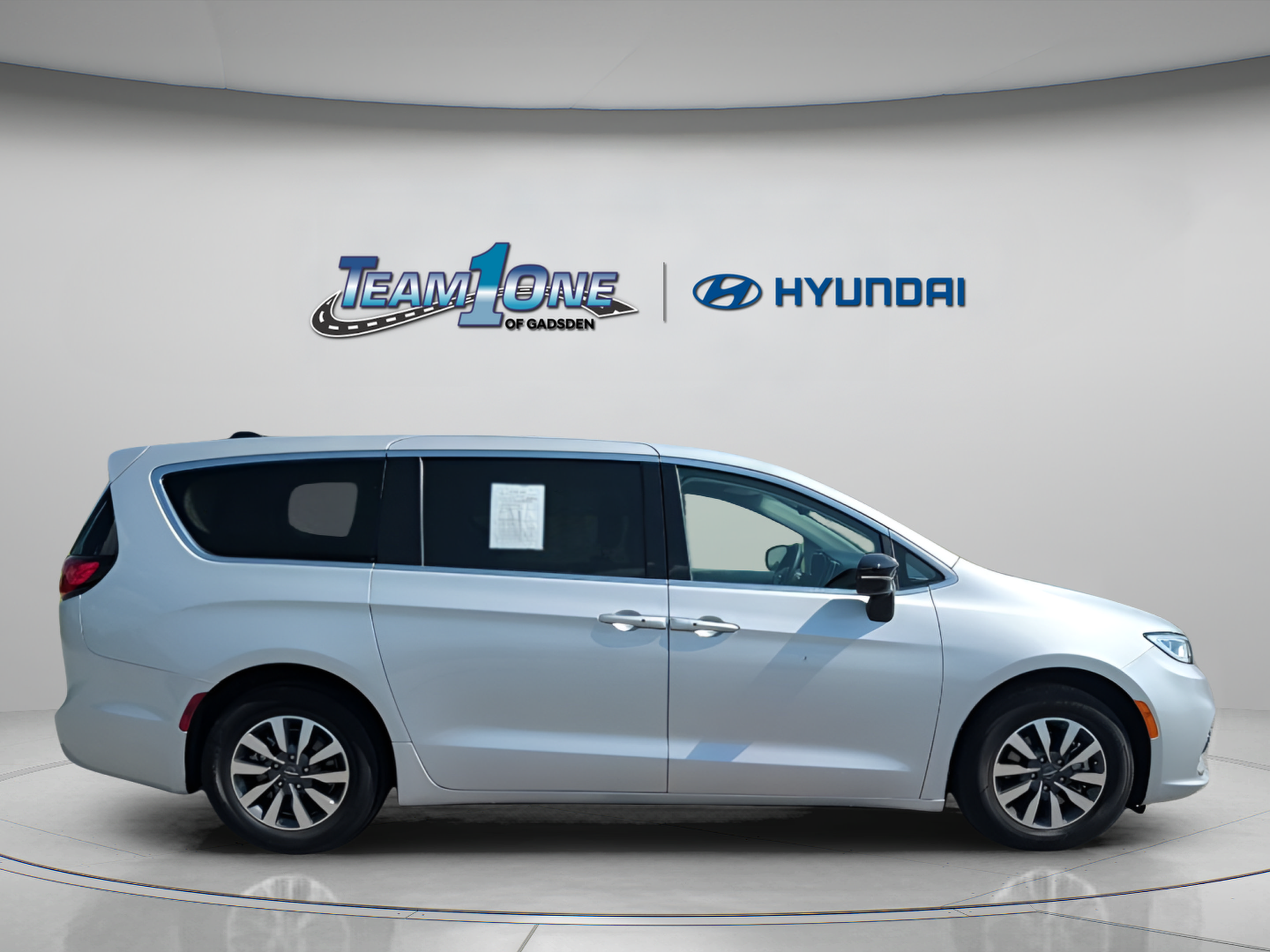 Used 2024 Chrysler Pacifica Limited FWD image 9