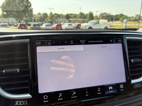 Used 2026 Chrysler Pacifica Limited w/ S Appearance Package FWD image 9