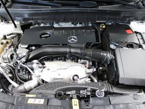 Used 2020 Mercedes-Benz GLB 250 image 32