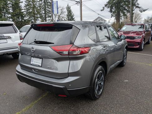 Used 2024 Nissan Rogue SV image 5