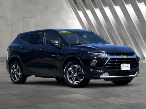 Used 2025 Chevrolet Blazer LT FWD image 2