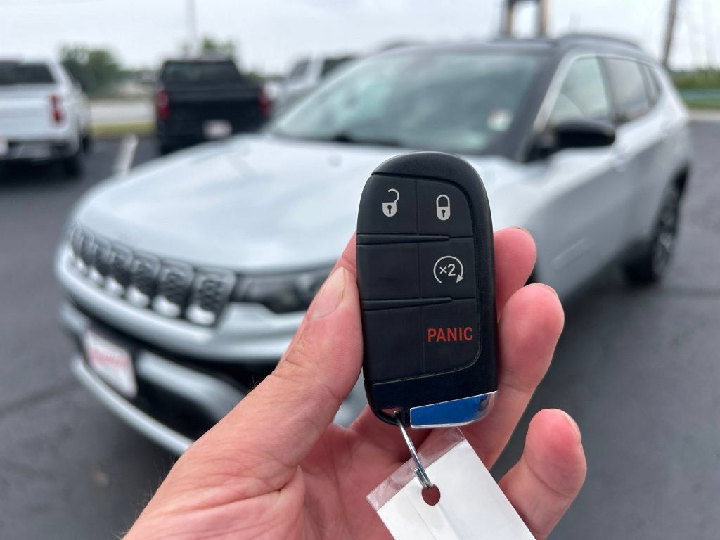 Used 2025 Jeep Compass Limited AWD/4WD image 43