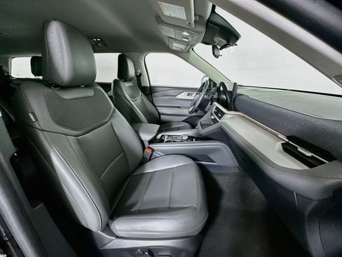 Used 2025 Ford Explorer Active w/ Active Comfort Package RWD image 33