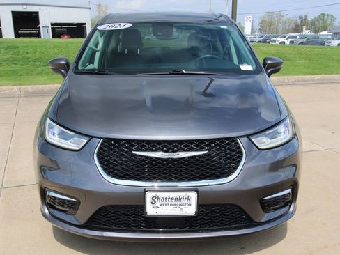 Used 2023 Chrysler Pacifica Touring-L image 2