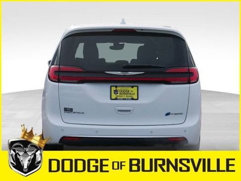 Used 2022 Chrysler Pacifica Touring-L w/ Uconnect Theater Family Group image 8