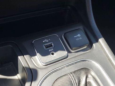 Used 2019 Jeep Cherokee Latitude Plus w/ Comfort/Convenience Group image 29