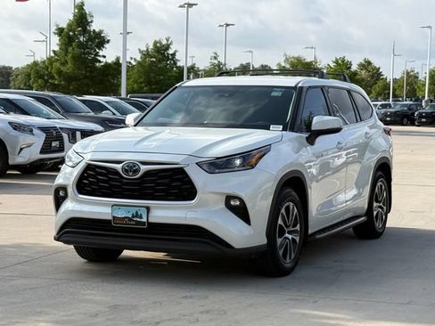Used 2021 Toyota Highlander LE FWD image 3