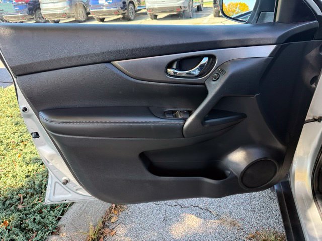 Used 2016 Nissan Rogue SV AWD/4WD image 9