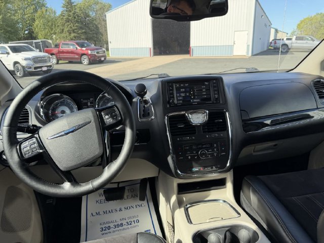 Used 2014 Chrysler Town & Country Touring-L FWD image 17
