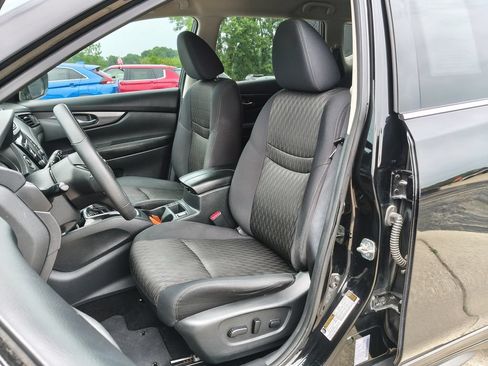 Used 2017 Nissan Rogue SV FWD image 2