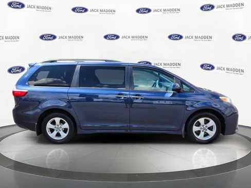Used 2020 Toyota Sienna LE w/ LE Preferred Package FWD image 6
