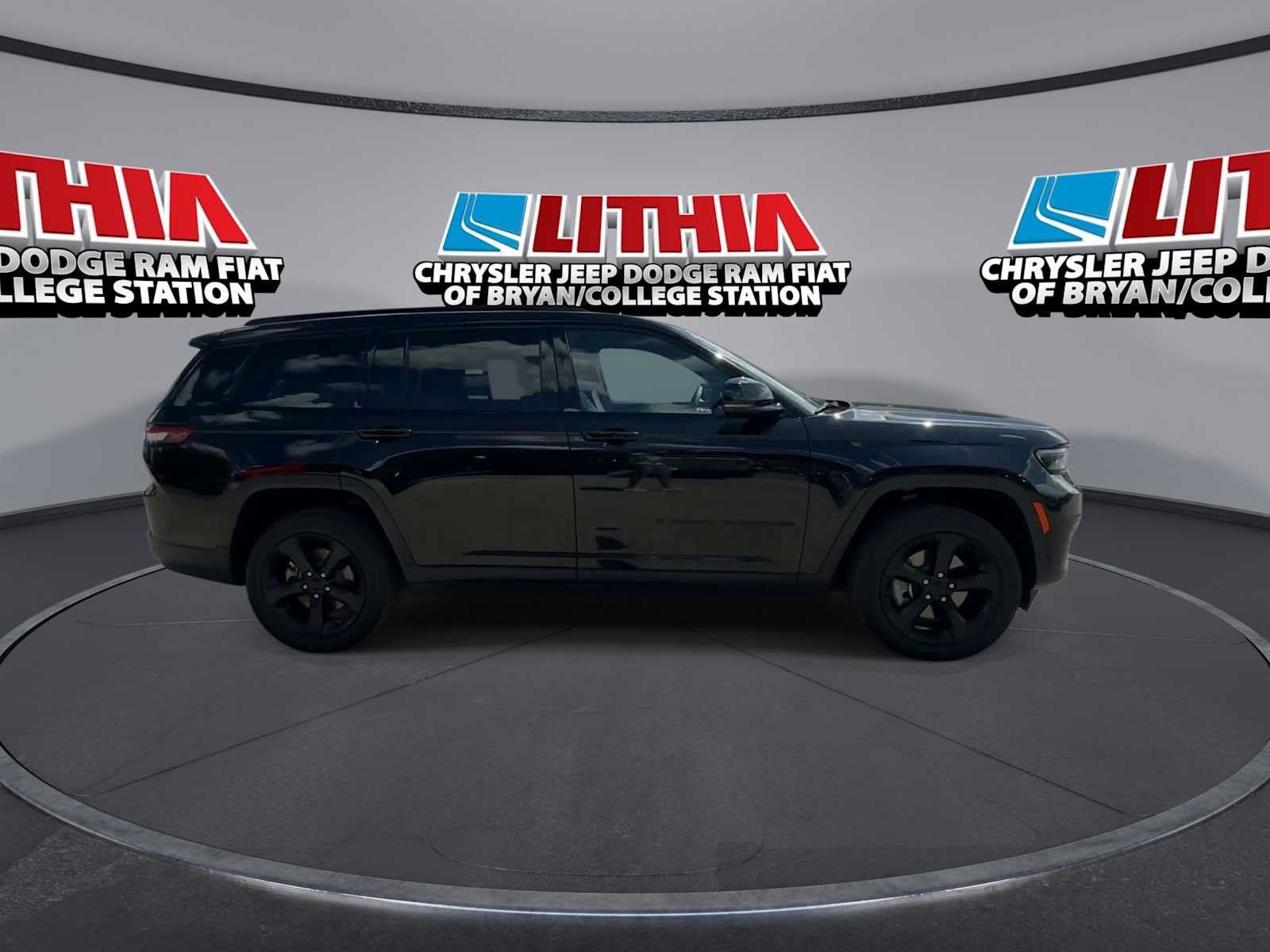 Used 2023 Jeep Grand Cherokee L Laredo AWD/4WD image 9