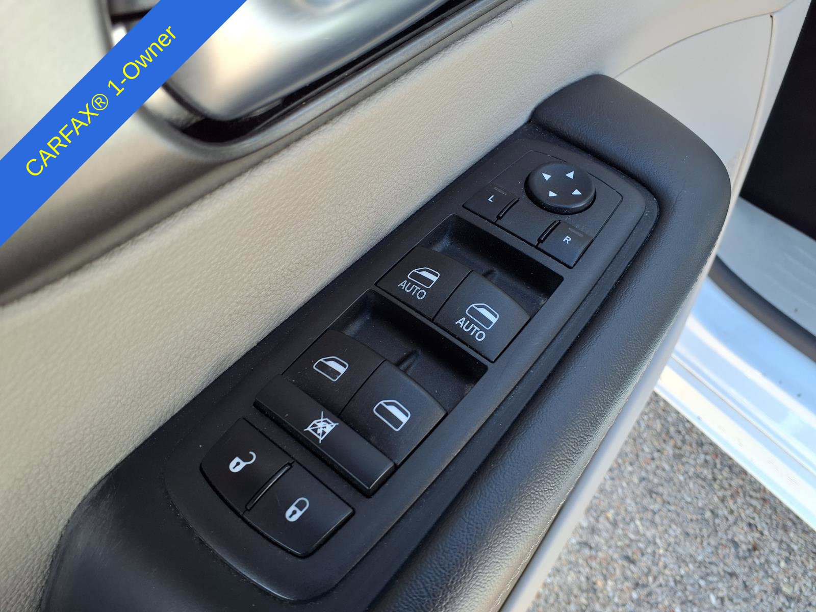 Used 2024 Chrysler Pacifica Limited FWD image 17