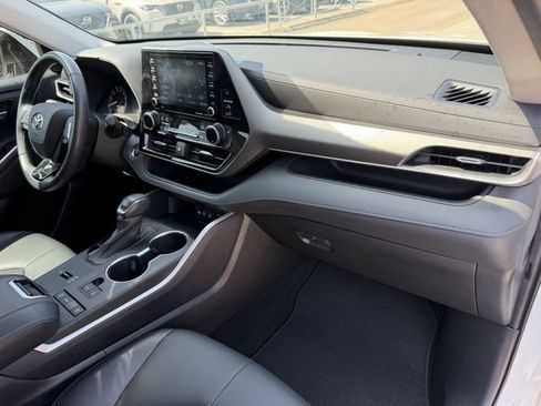 Used 2021 Toyota Highlander XLE FWD image 29